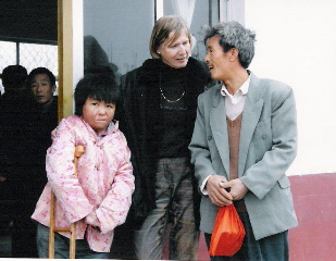 2003: Gao Yujie mit ihrem Großvater und Gisela Mahlmann